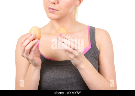 Giovane Donna scelta di uova Modello rilasciato Foto Stock