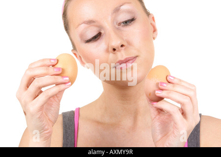 Giovane Donna scelta di uova Modello rilasciato Foto Stock