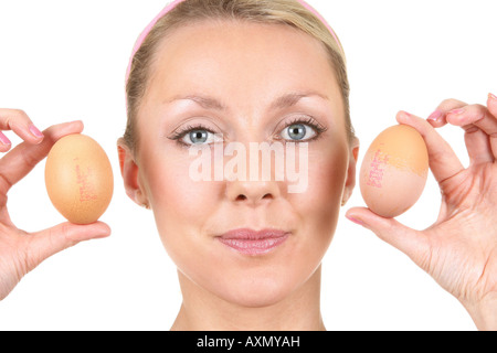 Giovane Donna scelta di uova Modello rilasciato Foto Stock