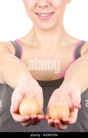 Giovane Donna scelta di uova Modello rilasciato Foto Stock