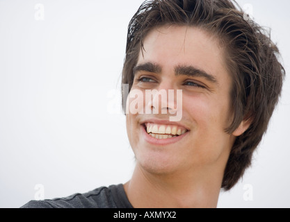 Chiusura del giovane uomo sorridente Foto Stock