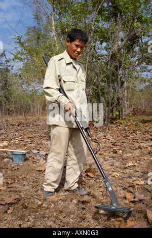 Organizzazione di governo UXO Laos, rimozione delle mine in laotiano campagna vicino Saravan Foto Stock