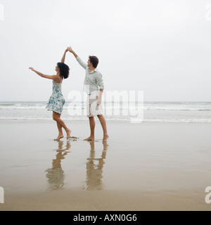 Coppia danzante sulla spiaggia Foto Stock