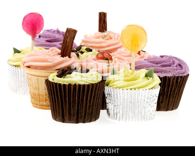 Selezione di un assortimento di novità il dessert ghiacciato e decorate spugna di lusso tortini di fantasia con n. di persone Foto Stock
