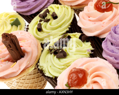 Selezione di un assortimento di novità il dessert ghiacciato e decorate spugna di lusso tortini di fantasia con n. di persone Foto Stock