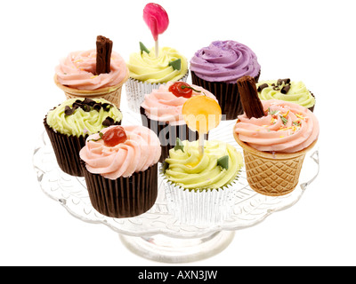 Selezione di un assortimento di novità il dessert ghiacciato e decorate spugna di lusso tortini di fantasia con n. di persone Foto Stock