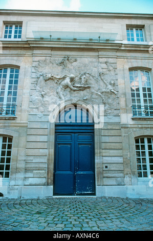 Parigi Francia scultura in pietra scolpita sulla parte superiore della porta blu frontale sul Marais Mansion 'Hot'l de Rohan' 'cavalli del Sole' architettura storica romantica Foto Stock