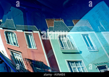 Parigi Francia, Architettura Abstract Townhouses Scenic moderna riflessione della finestra di case a schiera su strada Foto Stock