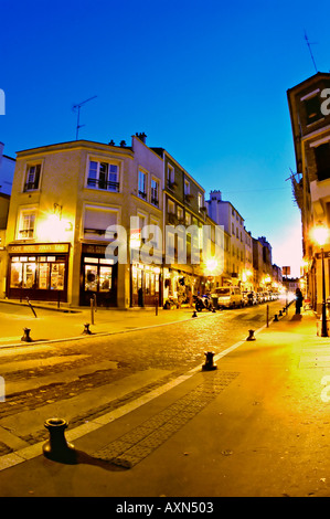 Parigi Francia, vuoto di ciottoli Stone Street Scene 'la Butte aux Cailles' area illuminata di notte con CAFE HOTEL BAR Street Light, Parigi cupa, vecchio francese Foto Stock