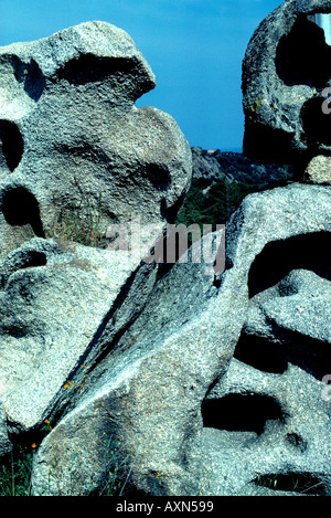 Vento tipiche rocce scolpite sulla isola di Sardegna Italia Foto Stock