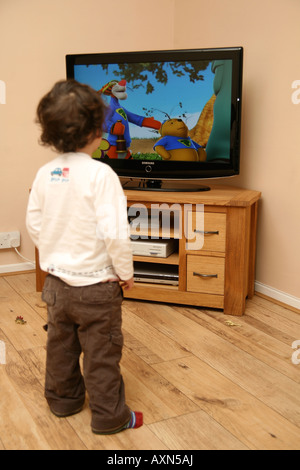 Little Boy guardare la TV Foto Stock