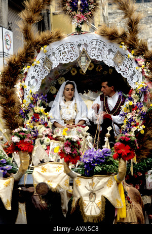 In costume di persone locali presso lo spettacolare colorati festival annuale di San Ephisio a Cagliari in Sardegna ,Italia Foto Stock