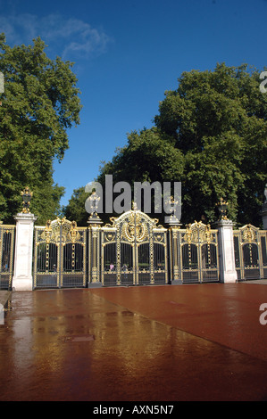 In Canada la condivisione di gate Green Park e piazza accanto a Buckingham Palace a Londra, Regno Unito Foto Stock