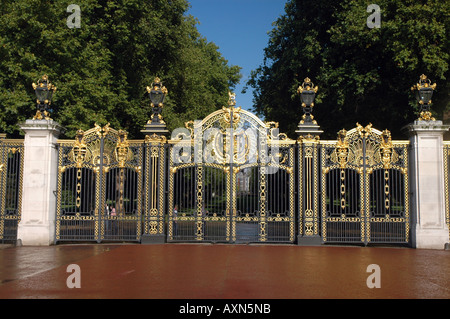 In Canada la condivisione di gate Green Park e piazza accanto a Buckingham Palace a Londra, Regno Unito Foto Stock