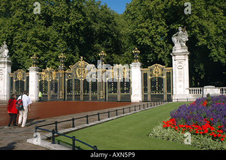 In Canada la condivisione di gate Green Park e piazza accanto a Buckingham Palace a Londra, Regno Unito Foto Stock