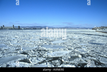 La St Lawrence River ricoperto di ghiaccio in inverno vicino a Quebec City in Canada Foto Stock