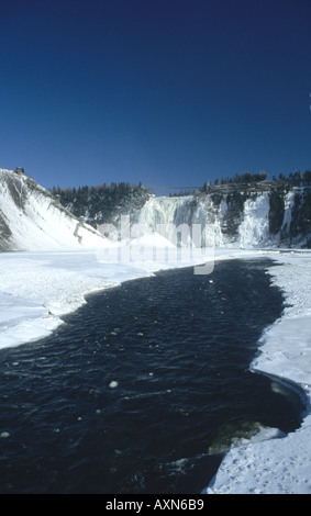 Vista in lontananza la Montmorency cade in inverno situato vicino a Quebec City in Canada Foto Stock