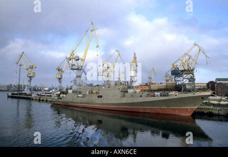 Russo cantiere navale lungo la riva del fiume Neva avvicinando a San Pietroburgo Foto Stock