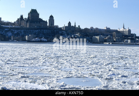 Quebec City ,vista attraverso la congelati St Lawrence River in Canada Foto Stock