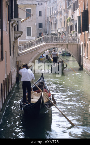 Tourist godendo di un giro in gondola lungo i canali di Venezia,l'Italia. Foto Stock