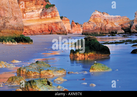 Rocce e dirupi alla spiaggia Praia do Vau, Portimao Algarve Foto Stock