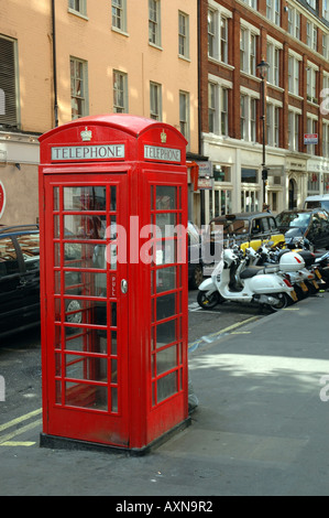 Rossi tradizionali phone booth in London, Regno Unito Foto Stock