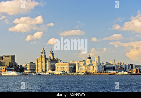 Liverpool Pier Head edifici Le Tre Grazie al di là del fiume Mersey, Merseyside England. Sera d'estate. Foto Stock