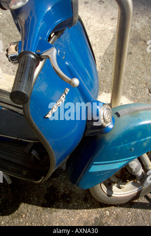 Italia, Lombardia, Milano, Milano, Scooter Vespa Blu Foto Stock
