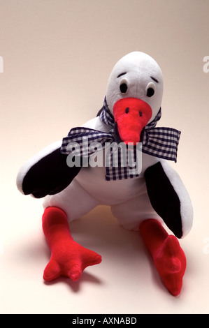 Cicogna animale giocattolo figura soft giocattoli di peluche di volto gentile guardare gli occhi neri becco rosso play Foto Stock
