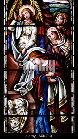 Dettaglio di una vetrata di Ward e Hughes raffigurante le tre Marys alla tomba vuota di Gesù, Brailes Church, Warwickshire, Inghilterra Foto Stock