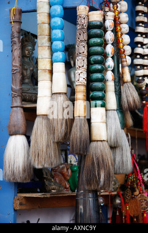 Pittura decorativa spazzole appeso al di fuori di un piccolo negozio nel Giardino di Yu Bazaar a Shanghai , Cina Foto Stock