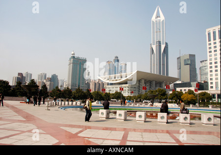 Elegante curva del tetto di Shanghai Grand Theater in piazza del popolo anche noto come Rénmín Guǎngchǎng Foto Stock