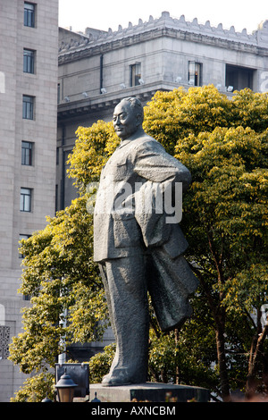 Importante statua in bronzo di Chen Yi , il primo sindaco comunista della città, è l'unica statua sul Bund a Shanghai, Cina Foto Stock