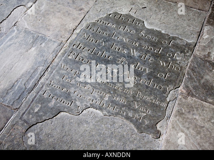 Rotture di lapide con perso i dettagli di iscrizione nel pavimento del Dore Abbey Wales UK Foto Stock