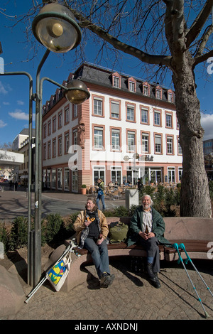 La prima colazione sulla piazza di Schiller nella città di Magonza in Germania Foto Stock