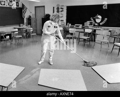 Bidello pulisce Classroom in Ohio School Foto Stock