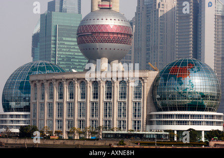 La Oriental Pearl Tower e i globi della International convention center di Pudong centro finanziario di Shanghai, Cina Foto Stock