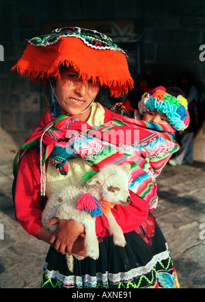 Gli Indiani Quechua popolano le highlands De La Sierra nelle montagne del Perù in prossimità dell'importante città di Arequipa e Cusco Foto Stock