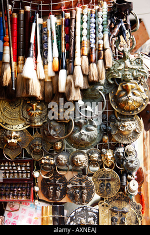 Negozio di souvenir tra cui pittura decorativa spazzole appeso al di fuori di un piccolo negozio nel Giardino di Yu Bazaar a Shanghai , Cina Foto Stock