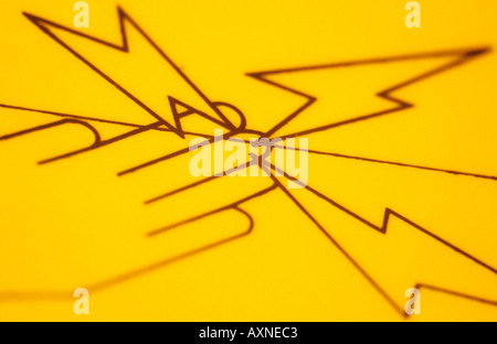 Cartello giallo che mostra una mano toccando dal vivo un filo di elettricità con shock iconica simboli salta fuori Foto Stock