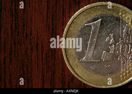 Singola Euro moneta sullo sfondo di legno (parte di), close-up Foto Stock