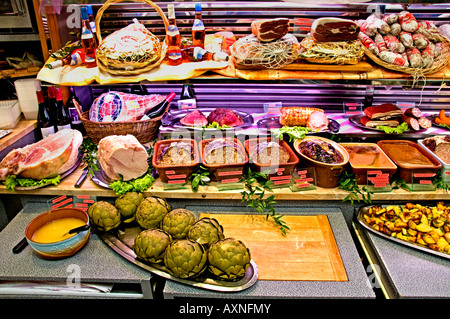 St Germain de Pres delicatessen catering interno Parigi Francia carciofo francese Foto Stock