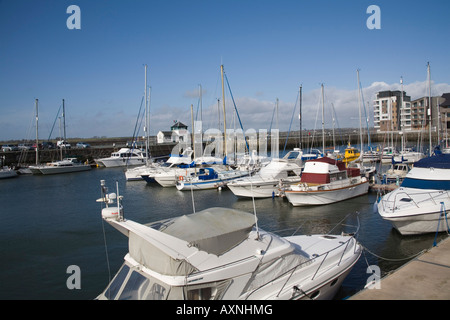 Caernarfon Gwynedd North Wales UK Marzo imbarcazioni da diporto e imbarcazioni da pesca ormeggiate in Victoria Dock Foto Stock