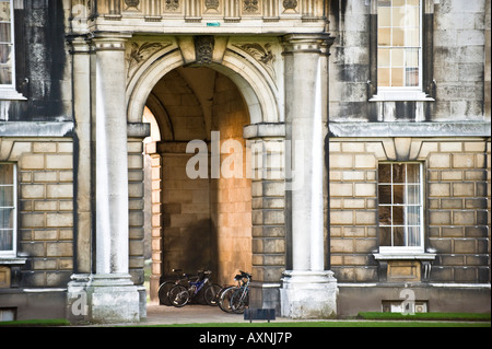 College di Cambridge edificio di architettura università pilastri porta windows storica pietra di vecchi edifici elencati Foto Stock