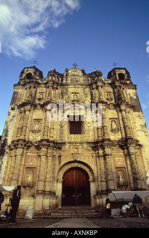 Grande chiesa Facciata Maya villaggio indiano Carnaval festival Febbraio Marzo persone Foto Stock