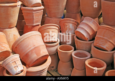 Visualizzazione dei vasi di terracotta in vendita nel centro di giardinaggio vicino a Kilmarnock, Ayrshire, in Scozia Foto Stock