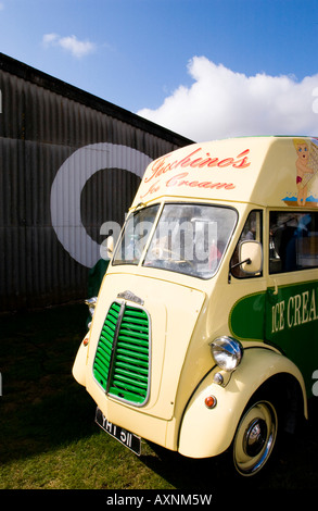 Classico van carrello gelato verde restaurata furgoni veicoli commerciali 1940s 1950 1960 Prestwich pneumatici whitewall old fashione Foto Stock