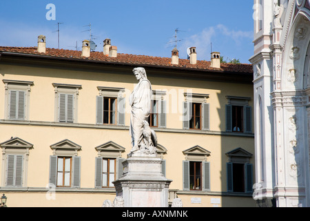 Statua di Dante al di fuori della Basilica di Santa Croce Firenze Italia Foto Stock