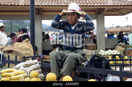 Maya villaggio indiano Carnaval festival Febbraio Marzo Mercato di stallo di frutta giovane ragazzo seduto con hat Foto Stock