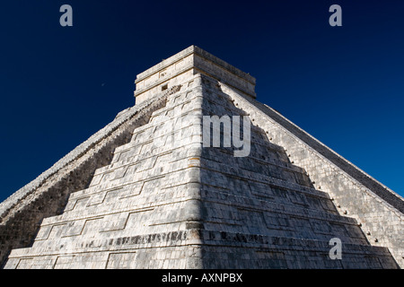 Il Messico e la penisola dello Yucatan, Yucatan Stato, CHICHEN ITZA tempio principale piramide a CHICHEN ITZA SITO ARCHEOLOGICO Foto Stock